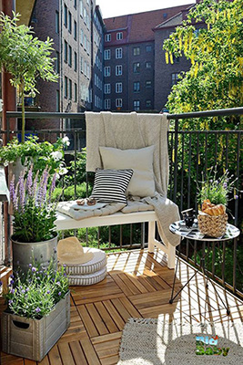 The wood-plastic balcony floor is matched with the green plants on the balcony, the two are a natural match_.jpg